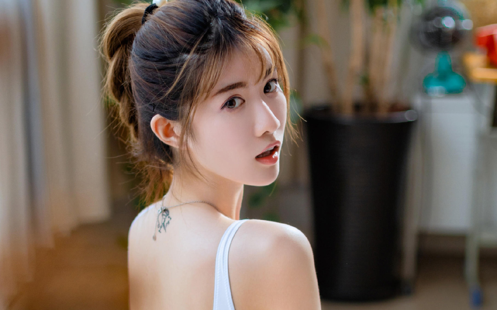 雨落在窗台上的声音